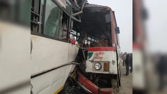 कोहरे के कारण दो बस आपस में भिड़ी, ड्राइवर की मौत, 19 घायल