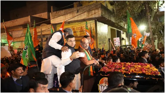 अमित शाह चुनाव प्रचार के बीच अचानक भाजपा कार्यकर्ता के घर भोजन करने पहुंचे