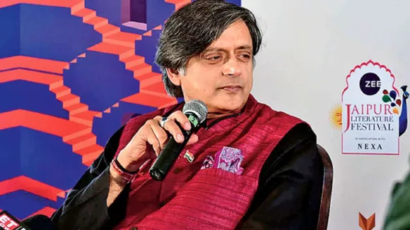 वीर सावरकर पर अब शशि थरूर के बिगड़े बोल, कहा - दो राष्ट्र सिद्धांत के पहले पैरोकार थे