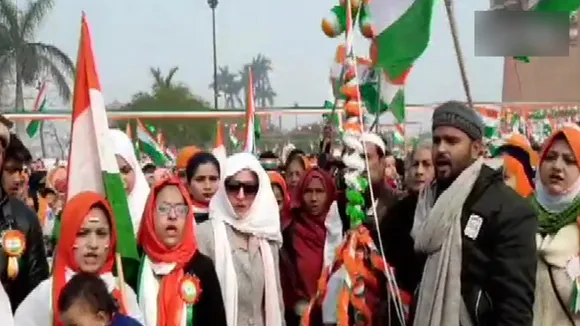 लखनऊ के घंटाघर पर CAA के खिलाफ प्रदर्शन कर रही महिलाओं ने तिरंगा लेकर मनाया गणतंत्र दिवस