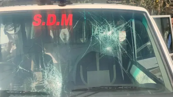 जेवर एयरपोर्ट की जमीन का कब्जा लेने पहुंची सरकारी टीम पर पथराव
