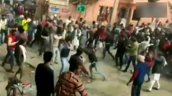 CAA के पक्ष और विपक्ष के दो गुटों में जमकर चली लाठियां, 15 घायल