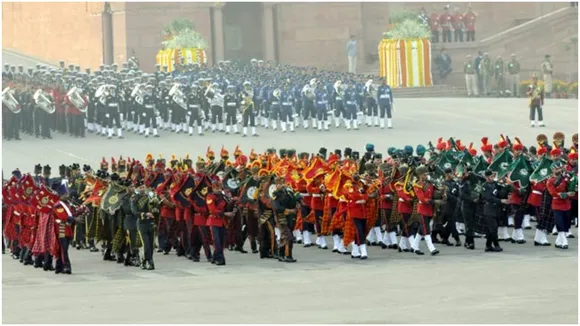 देश भक्ति की धुन के साथ दिल्ली में आयोजित हुई बीटिंग रीट्रिट सेरेमनी, जानें क्या है ये