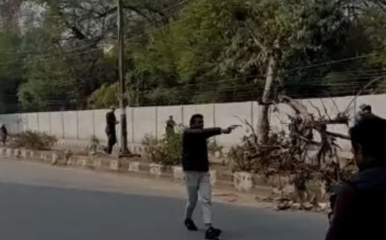 जामिया में मार्च के दौरान युवक ने की फायरिंग, बोला- 'आकर ले लो आजादी'