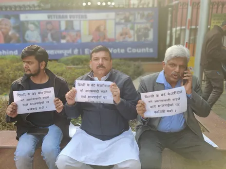 BJP सांसद ने केजरीवाल को कहा था 'आतंकवादी', EC के बाहर धरने पर बैठे AAP नेता