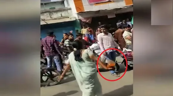 Viral: जबरन दुकान बंद कराने आए थे CAA-NRC विरोधी प्रदर्शनकारी, महिला ने आंखों में झोंक दी लाल मिर्च