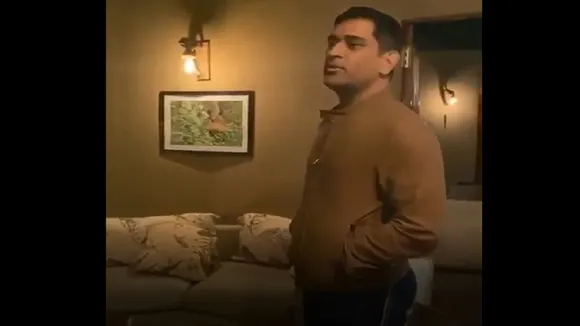 Viral: महेंद्र सिंह धोनी के साथ भरी महफिल में पत्नी साक्षी ने की छेड़खानी, वायरल हुआ वीडियो