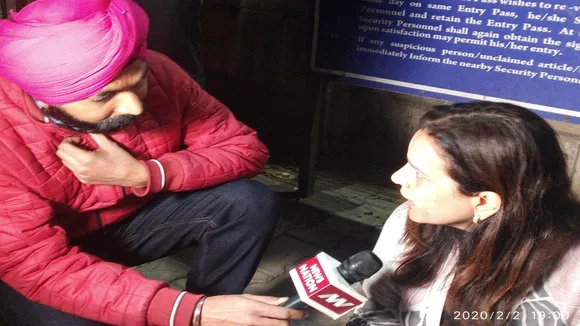 फांसी में हो रही देरी से निराश होकर HC के बाहर धरने पर बैठीं सामाजिक कार्यकर्ता योगिता