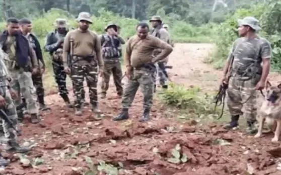 Chhattisgarh: नक्सलियों ने बस्तर क्षेत्र में किया विस्फोट, दो जवान घायल