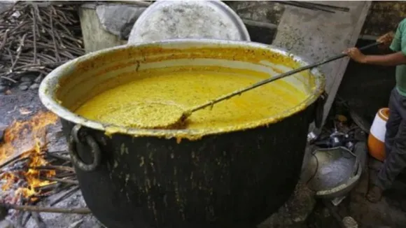 मिर्जापुर: मिड-डे मील की सब्जी में गिरने से मासूम बच्ची की मौत, हेडमास्टर निलंबित