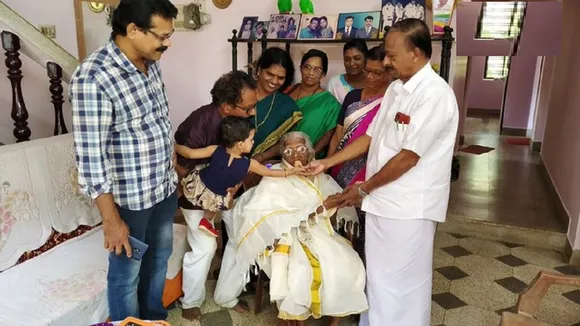 105 साल की बुजुर्ग अम्मा ने चौथी की परीक्षा 74.5 अंक से की पास, सब कर रहे हैं जज्बे को सलाम