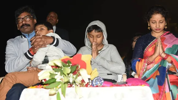 झारखंड के मुख्यमंत्री ने वाराणसी में मनाई सालगिराह, बच्चों और पत्नी के साथ गंगा आरती में हुए शामिल