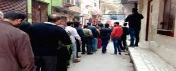 दिल्ली की सबसे बड़ी अनधिकृत कॉलोनी नेब सराय में मतदान का उत्साह