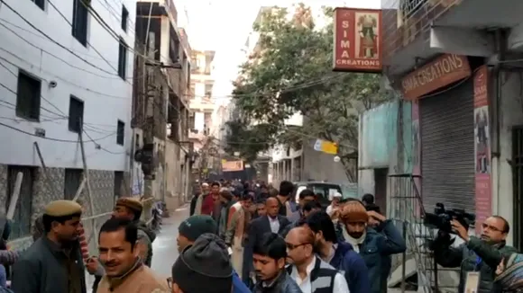 शाहीन बाग दिखा रहा दिल्ली वासियों को मतदान की राह, सुबह से लगी कतारें