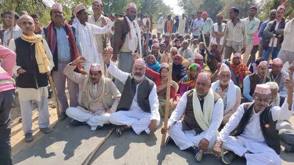 UP में धान खरीद की मांग को लेकर अनशनकारी किसानों ने सड़क जाम किया