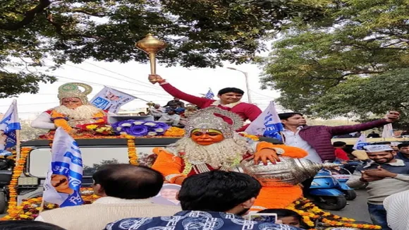 जीत के बाद केजरीवाल फैमिली के साथ पहुंचे हनुमान मंदिर, सिसोदिया भी थे साथ