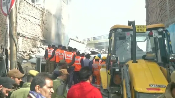 जम्मू-कश्मीर में आग लगने के बाद बिल्डिंग गिरी, 4 लोगों को सुरक्षित निकाला, 2 दमकलकर्मी घायल