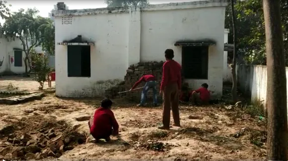 क्या ऐसे पढ़ेगा इंडिया! उन्नाव में बच्चों से मिट्टी खुदवाने का Video हुआ वायरल