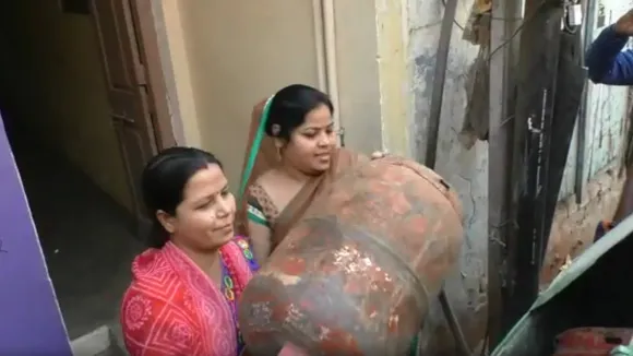 PM मोदी के वाराणसी में महिलाओं ने कचरे में फेका सिलिंडर