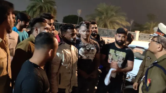 VIDEO : रोड पर चल रहा था बर्थ डे का हुड़दंग, तभी पहुंच गए लखनऊ पुलिस कमिश्नर, फिर...