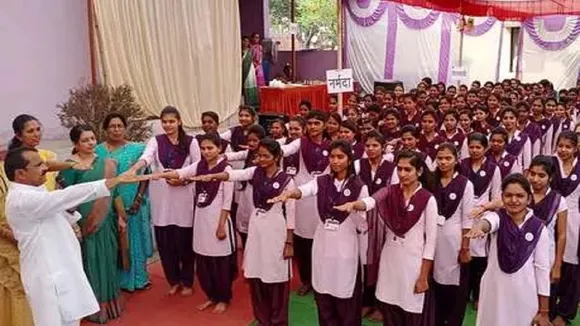 वैलेंटाइन डे पर टीचर ने छात्राओं को दिलाई ऐसी कसम, जान कर हैरान रह जाएंगे आप, देखें Video