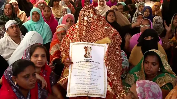 एक विवाह ऐसा भी! CAA के खिलाफ प्रदर्शन स्थल पर एक जोड़े ने रचाई शादी, सैकड़ों प्रदर्शनकारी बने गवाह