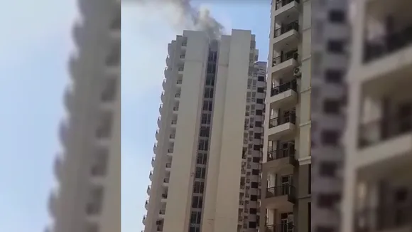 ग्रेटर नोएडा वेस्ट की एलिगेंट विला सोसाइटी की बिल्डिंग में लगी आग