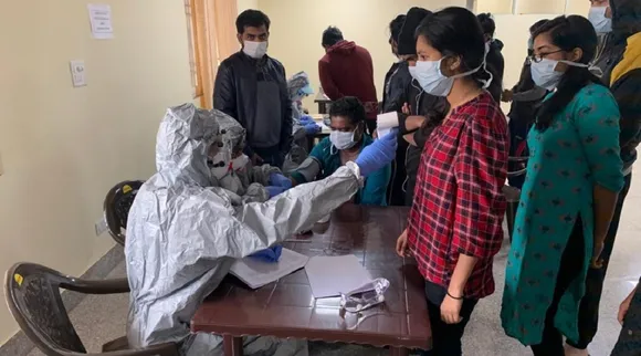 चीन से एयरलिफ्ट किए गए सभी भारतीय सुरक्षित, ITBP ने गुलाब का फूल देकर घर भेजा