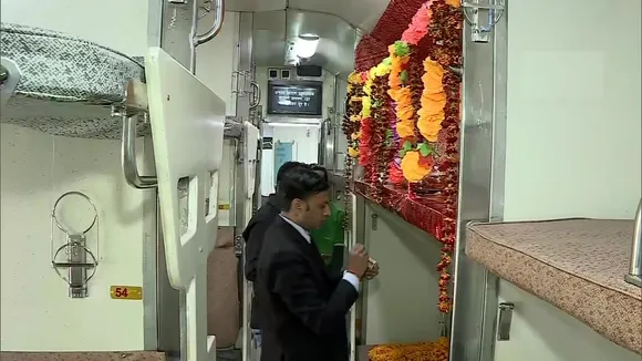 काशी महाकाल एक्सप्रेस में मंदिर, ओवैसी ने PM मोदी को दिलाई संविधान की याद