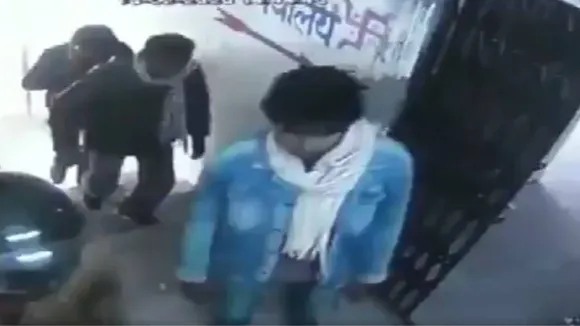 बैंक में दिनदहाड़े डकैती, बड़ी ही आसानी से 8 लाख रुपये लूट ले गए बदमाश, देखिए Video