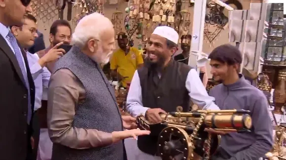 VIDEO : 'हुनर हॉट' में अचानक पहुंचे PM मोदी, लोग हो गए हैरान, साथ में ली सेल्फी