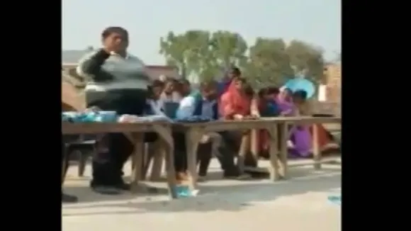 'खूब नकल करना पर अनुशासन में, कॉपी में 100 रुपये रख देना', टीचर का VIDEO VIRAL