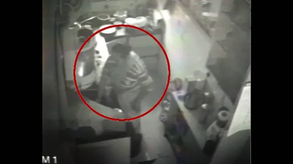 फ्लैट में अपने पेशाब से बर्तन धोती थी महिला, मालिक ने ऐसे पकड़ा, आपके भी देखकर उड़ जाएंगे होश