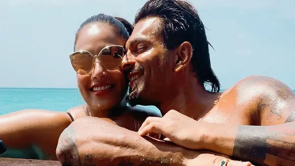 बिपाशा बसु ने पति करण सिंह ग्रोवर को खुलेआम किया Kiss, देखें Viral हो रहीं Photos