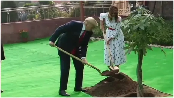 राष्ट्रपति भवन में डोनाल्‍ड ट्रंप का पारंपरिक स्वागत, राजघाट पर बापू को पुष्पांजलि अर्पित की