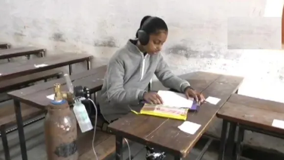 ऑक्सीजन सिलेंडर के साथ बरेली की सफिया ने दी बोर्ड परीक्षा, कहा- कंप्यूटर साइंस बहुत पसंद, देश की करूंगी सेवा