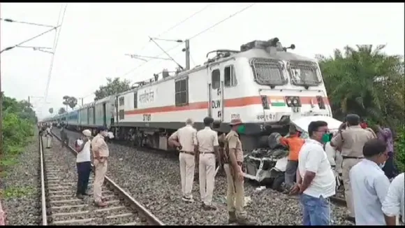 ट्रेन की चपेट में आई कार