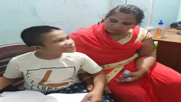अपने परिवार से मिला बच्चा
