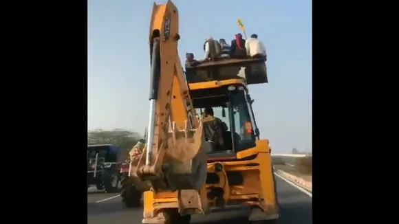 JCB में सवार होकर दिल्ली आ रहे किसान