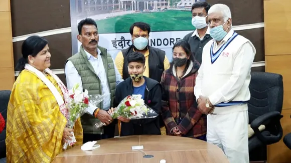 इंदौर की बाल पुरस्कार पाने वाली पलक शर्मा