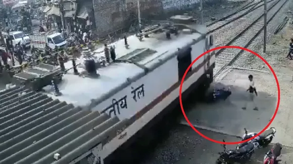 तेज रफ्तार ट्रेन की चपेट में आकर बाइक के उड़े परखच्चे, देखें Video