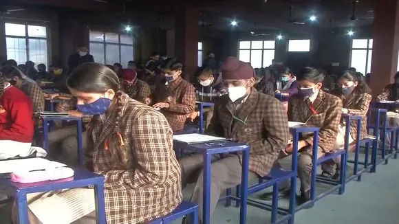 देश के इन 3 राज्यों में खुले स्कूल, छात्र बोले- बोरिंग थी ऑनलाइन क्लास