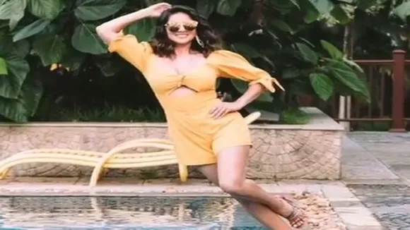 sunny leone pose