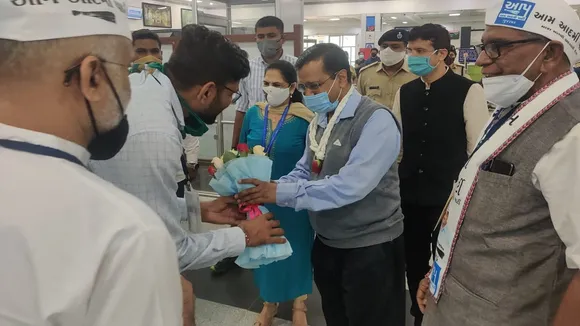 सूरत पहुंचे अरविंद केजरीवाल, 7 किलोमीटर लंबे रोडशो में होंगे शामिल