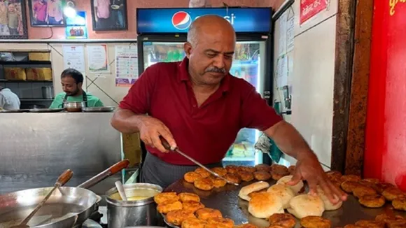 कभी चाय पिलाकर 8 रुपये महीना कमाते थे विजय सिंह, आज हैं करोड़पति