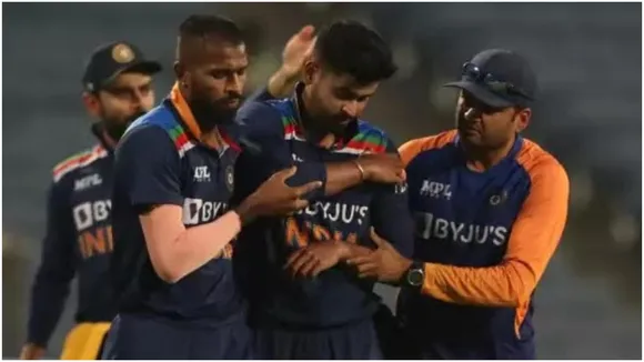 Iyer taken for scans after left shoulder injury