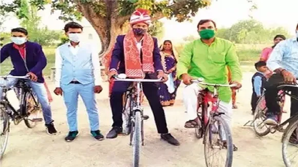 Viral: कोरोना के कारण साइकिल से बारात लेकर पहुंचा दूल्हा, दिया ये संदेश