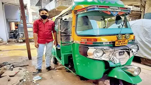 भोपाल में शख्स ने ऑटो को बनाया एंबुलेंस
