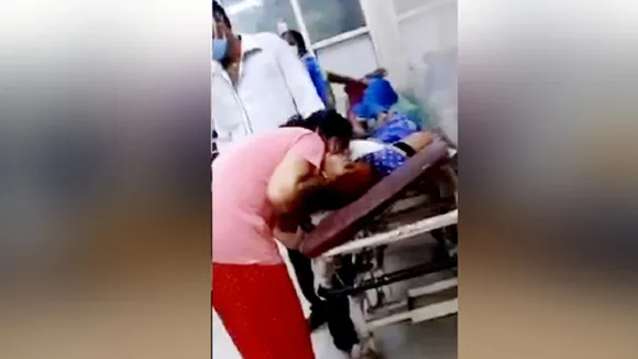 daughter give breathing her mother