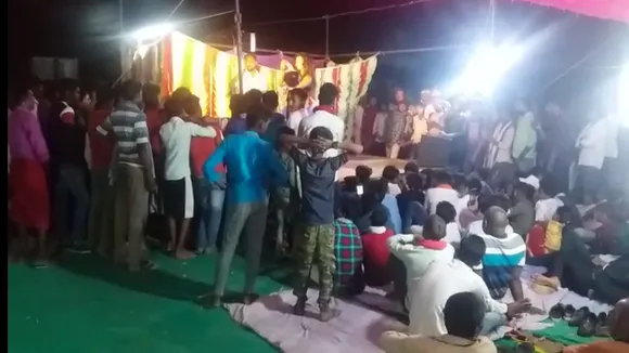 बारात में बाल बालाओं का अश्लील डांस देखने के लिए उमड़ी भीड़